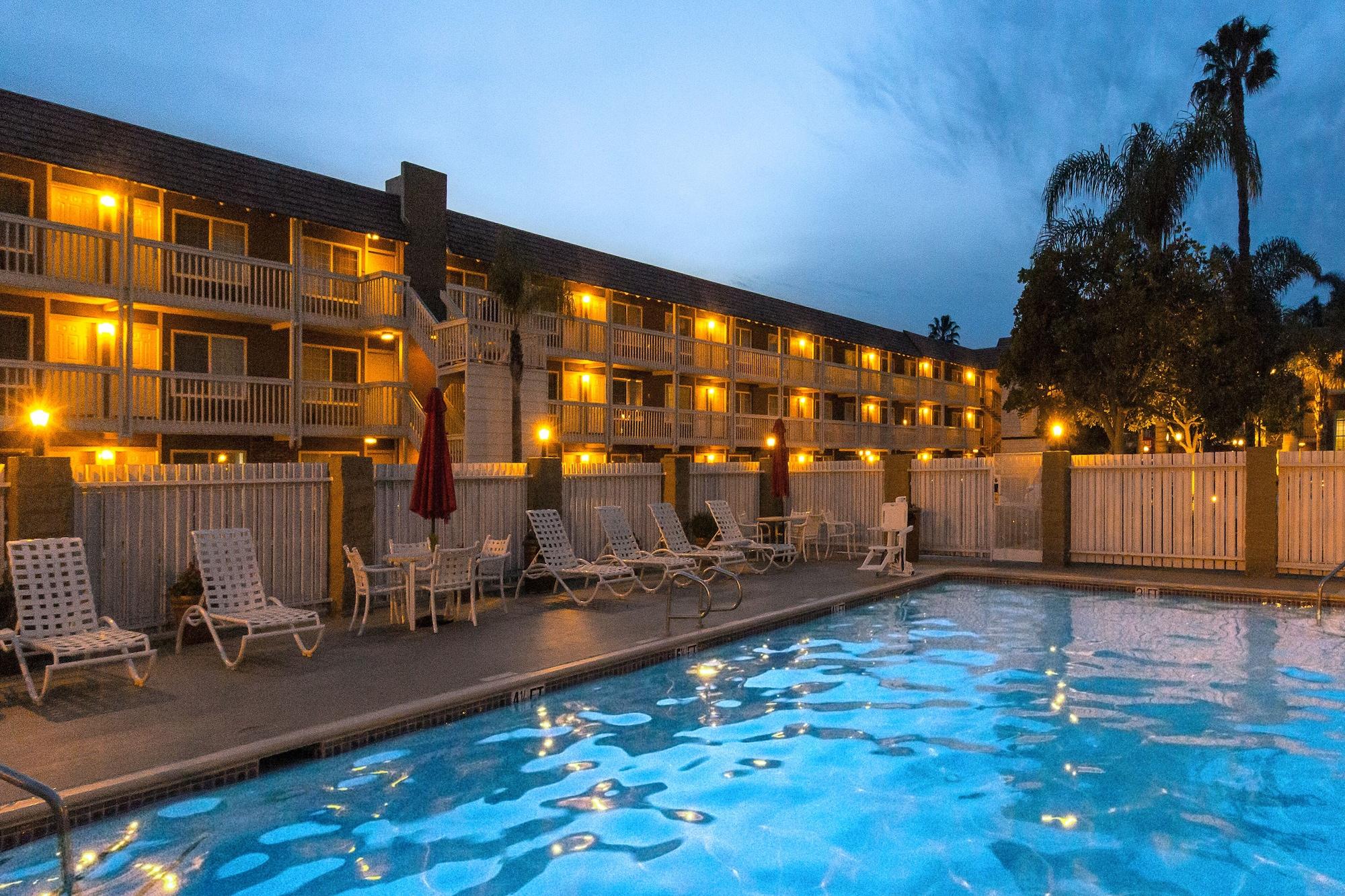 فندق كوستا ميسا، أورانج، كاليفورنيافي  نزل وأجنحة رمادا كوستا ميزا / نيوبورت بيتش المظهر الخارجي الصورة